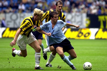Rafael van der Vaart houdt Ruud Knol en Evgeniy Levchenko van de bal tijdens de wedstrijd in 2002 (PRO SHOTS/Jasper Ruhe)