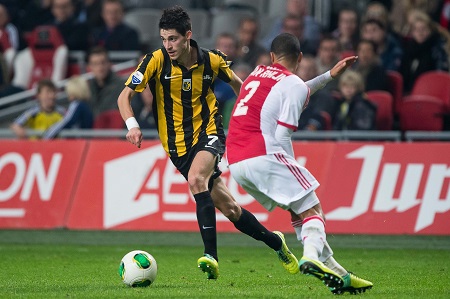 Marko Vejinovic snelt langs Ajax speler Ricardo van Rhijn (PRO SHOTS/Ronald Bonestroo)
