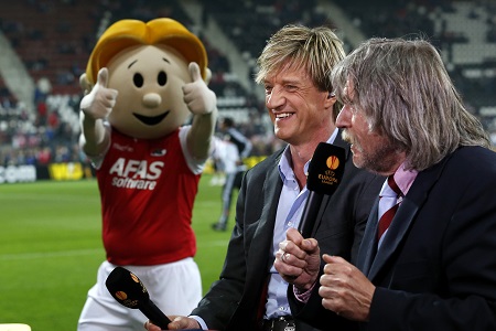 Johan Derksen is aan het vertellen, Wim Kieft moet er om lachen en mascotte Berry is het er duidelijk mee eens. We zijn benieuwd naar wat Derksen te vertellen had. (PRO SHOTS/Ed Van De Pol)