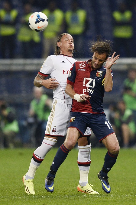 Philippe Mexès in gevecht met Alberto Gilardino van Genoa (PRO SHOTS/Insidefoto)