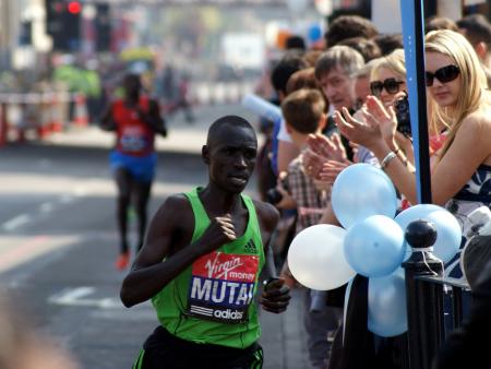 Emmanuel Mutai loopt naar de winst in Londen 2011 in 2:04:40, nog altijd het parcoursrecord (WikiCommons/EStepnist)