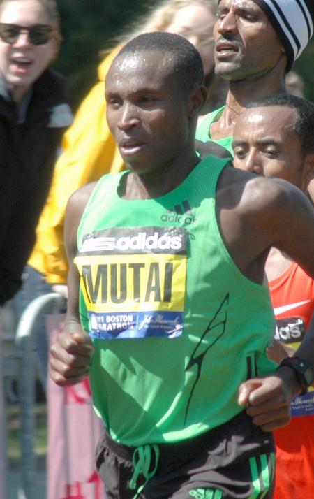 Geoffrey Mutai op weg naar de snelste marathon ooit. Helaas voor hem loopt het parcours in Boston teveel af, waardoor de tijd niet telt (WikiCommons/George Roberts)