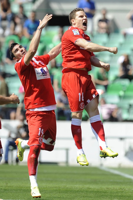 José Antonio Reyes and Kévin Gameiro juichen een beetje apart na het doelpunt, wat is hier allemaal gaande? (PRO SHOTS/Juan Jose Ubeda)