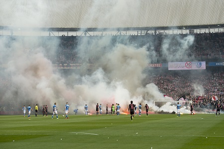 Vlak na de start van de wedstrijd gooiden de Ajax-supporters hun vuurwerk massaal het veld op (PRO SHOTS/Jasper Ruhe)