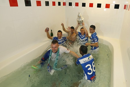 En uiteraard belandden de spelers met de KNVB beker in het bad in de kleedkamer (PRO SHOTS/Stanley Gontha)