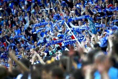De fans uit Zwolle maakten er ondertussen een mooi feestje van op de tribunes (PRO SHOTS/Peter Lous)