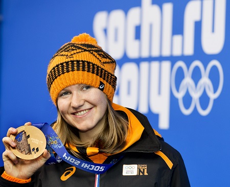 Lotte van Beek met de bronzen medaille in Sochi (PRO SHOTS/ANP)
