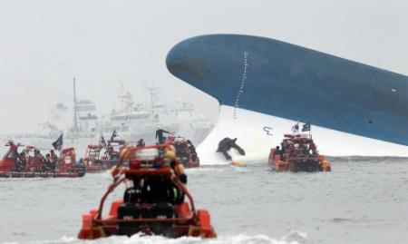 Gehele bemanning Koreaanse rampveerboot vast