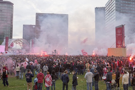 Na de huldiging in het stadion vertrok de selectie per bus naar Amsterdam waar naast de ArenA tienduizenden supporters klaarstonden om de spelers toe te juichen (PRO SHOTS/Jasper Ruhe)