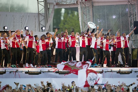 De selectie van Ajax maakte er nog een groot feest van (PRO SHOTS/Jasper Ruhe)