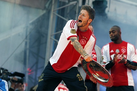 Lasse Schöne, die dit jaar erg belangrijk was voor Ajax, zweept het publiek flink op (PRO SHOTS/Stanley Gontha)