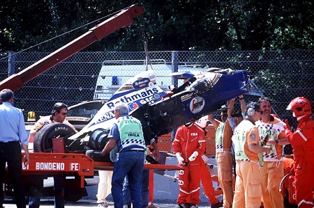 Tijdens de Grand Prix van Italië in Imola in 1994 treft het noodlot Ayrton Senna. Bij het insturen van de Tamburello-bocht verloor Senna de controle over zijn bolide nadat hij met bodemplaat van de wagen een hobbeltje op het asfalt raakte. Doordat er nauwelijks ruimte was voor een uitloopstrook kwam de Williams van Senna op topsnelheid in aanraking met de muur. De crash werd Senna fataal. Hier zie je het wrak van de Williams (PRO SHOTS/GEPA)