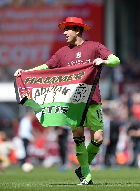 West Ham-keeper Adrián viert het lijfsbehoud (PRO SHOTS/Action Images) West Ham-keeper Adrián viert het lijfsbehoud (PRO SHOTS/Action Images)