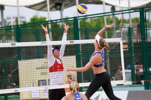 Van Iersel valt Fendrick aan tijdens de gewonnen achtste finale (Foto: FIVB)