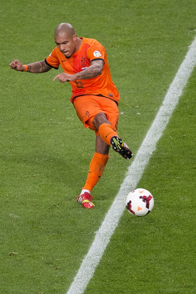 Nigel de Jong in actie tegen Hongarije (PRO SHOTS/Jasper Ruhe)