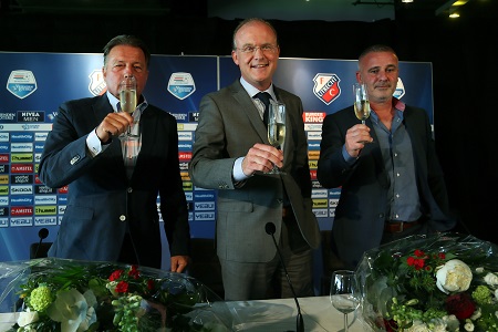 Co Adriaanse, FC Utrecht-directeur Wilco van Schaik en Robby Alflen tijdens de persconferentie eerder vandaag (PRO SHOTS/Menno Ringnalda)