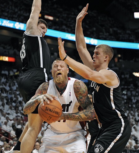 Chris Andersen van de Miami Heat wordt belaagd door Mirza Teletovic en Mason Plumlee van de Brooklyn Nets. Wat is een goed onderschrift bij deze foto? (PRO SHOTS/Zuma Sports Wire)