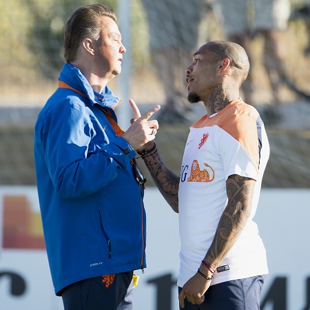 Louis van Gaal en Nigel de Jong zijn druk met elkaar in gesprek. Maar wat zeggen beide heren tegen elkaar? (PRO SHOTS/Jasper Ruhe)