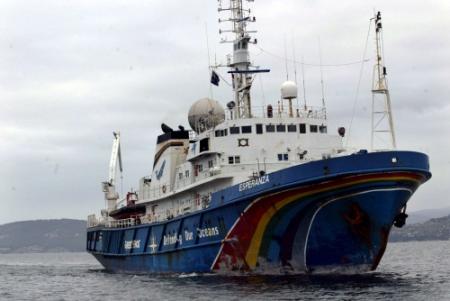 Noorse kustwacht entert Greenpeace-schip