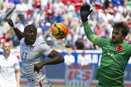 Jozy Altidore en Onur Recep Kivrak kijken verschrikt naar de bal, wat is hier allemaal gaande? (PRO SHOTS/Zuma Sports Wire) Jozy Altidore en Onur Recep Kivrak kijken verschrikt naar de bal, wat is hier allemaal gaande? (PRO SHOTS/Zuma Sports Wire)