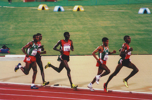Gebrselassie (in tweede positie) op weg naar prolongatie van zijn olympische titel op de 10 kilometer, in Sydney 2000 (WikiCommons/ThePaperBoy.com)