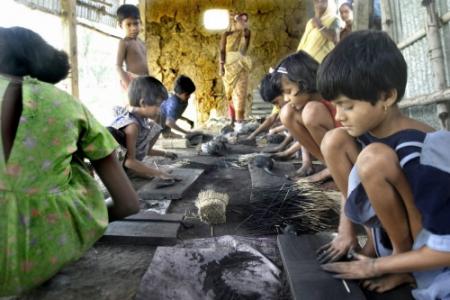 Kinderarbeid in zuivelfabriek Openluchtmuseum