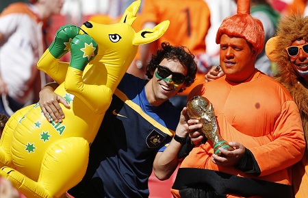 Voetbal verbroedert, zo blijkt op de tribunes. Fans van Australië en Nederland gaan samen op de foto (PRO SHOTS/Action Images)