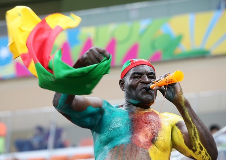Deze fan uit Kameroen gaat helemaal los voor zijn landgenoten (PRO SHOTS/Action Images)
