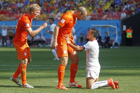 Ron Vlaar en Dirk Kuijt hebben het aan de stok met Alexis Sanchez tijdens de wedstrijd Nederland - Chili. Wat is hier gaande? (PRO SHOTS/Stanley Gontha)