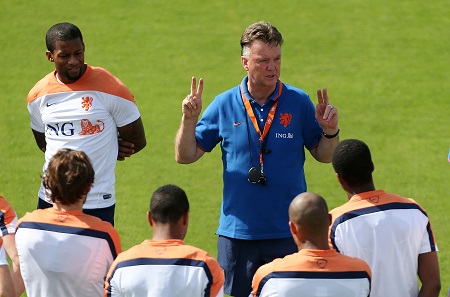 Louis van Gaal is de spelers van het Nederlands elftal iets aan het uitleggen. Maar wat probeert hij de jongens hier duidelijk te maken? (PRO SHOTS/Action Images)