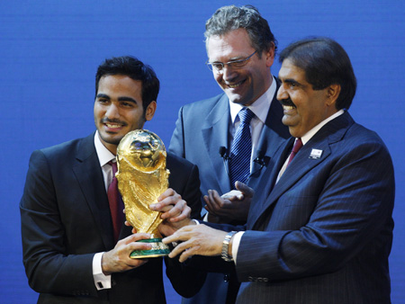De sjeik (rechts) na het ontvangen van de wereldbeker, na de toewijzing van het WK 2022 aan Qatar (PRO SHOTS/Action Images)