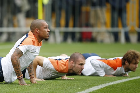 Nigel de Jong, Ron Vlaar en Daley Blind zien iets gebeuren op de training van het Nederlands elftal. Maar wat is er nou precies allemaal gaande? (PRO SHOTS/Stanley Gontha)