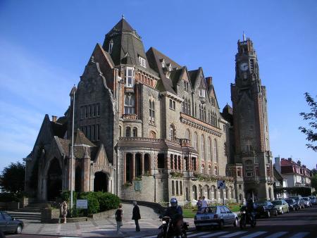 Het prachtige stadhuis van Le Touquet (Bron: WikiCommons/AntonyB)
