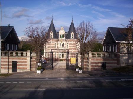 Een van de vele champagnehuizen in Épernay, de startplaats van vandaag (Bron: WikiCommons/sand)