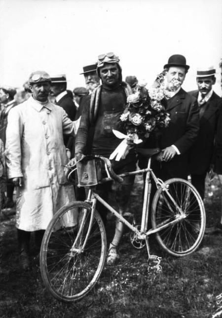 François Faber na zijn zege in de Tour de France van 1909 (Foto: WikiCommons/Agamitsudo)