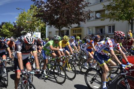 Het peloton aan het vertrek in 2012, met Sagan in het groen, Cancellara in het geel en Morkov met de bollen (Foto: WikiCommons/Alexandre Prévot)