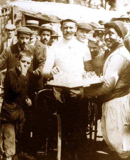 Maurice Garin (midden), de oorspronkelijke winnaar in 1904, maar gediskwalificeerd omdat hij de trein nam (Foto: WikiCommons/Delius Klasing)