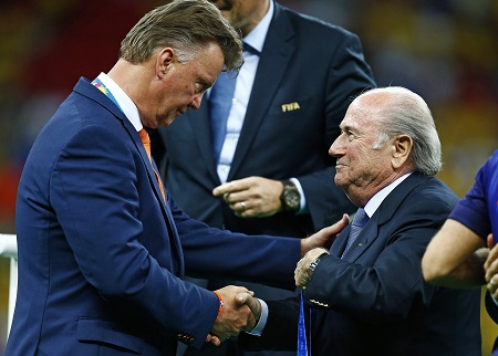 Na de wedstrijd om de derde plaats op het WK-voetbal overhandigde Sepp Blatter de bronzen medaille aan Louis van Gaal. Wat zeggen de twee mannen hier tegen elkaar? (PRO SHOTS/Action Images)