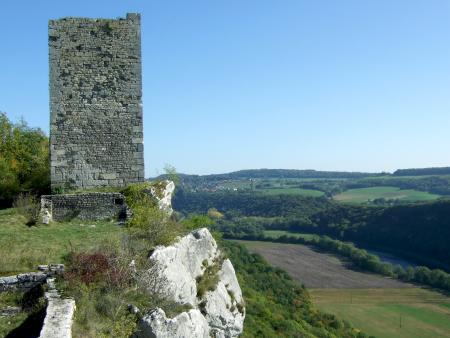 De toren van het kasteel bij Montferrand-le-Château, of wat er van over is (Foto: WikiCommons/MJohnP68)