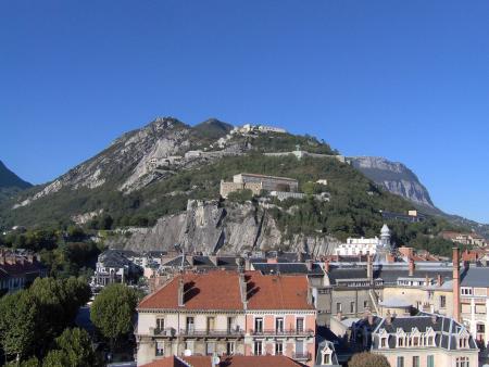 De imposante Bastille boven Grenoble, naam van zowel de heuvel als het fort (Foto: WikiCommons/Eusebius)