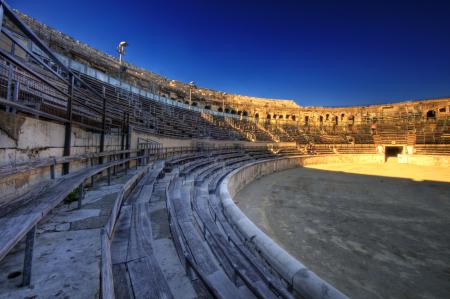 Binnen in de schitterende Romeinse arena van Nîmes (Foto: WikiCommons/Wolfgang Staudt)