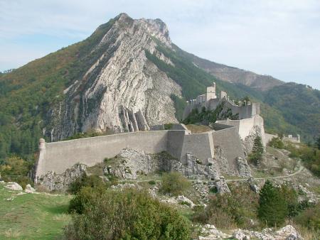 Een van de indrukwekkende muren van de Citadel van Sisteron (Foto: WikiCommons/Régis Martel)