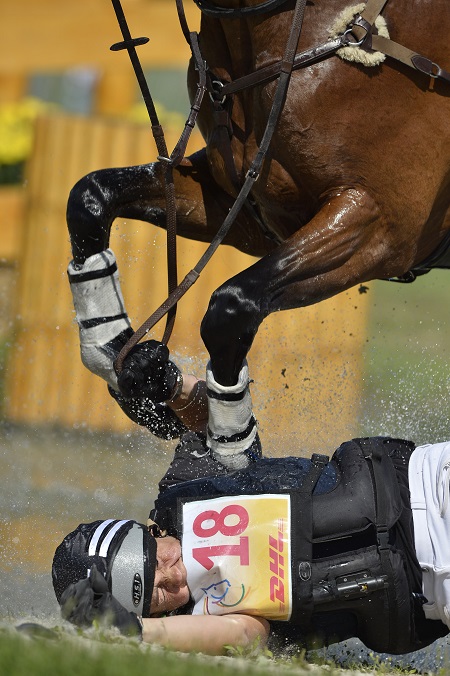 Lucy Jackson kwam tijdens het CHIO van Aken onder haar paard Willy Do terecht. Wat zou een goed onderschrift voor deze foto zijn? (PRO SHOTS/Dppi)