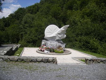 Het momument voor Fabio Casartelli, die op 24-jarige leeftijd verongelukte in de afdaling van de Portet d'Aspet (Foto: WikiCommons/HubertduMaine) Het momument voor Fabio Casartelli, die op 24-jarige leeftijd verongelukte in de afdaling van de Portet d'Aspet (Foto: WikiCommons/HubertduMaine)