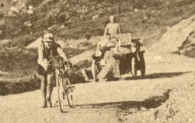 Octave Lapize 'beklimt' de Tourmalet in 1910 en maakt de officials uit voor moordenaars (Foto: WikiCommons)