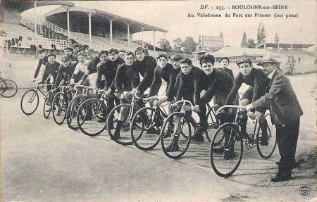 De wielerbaan van het Parc des Princes in 1900, nog voor de Tour hier decennia lang zou finishen (Foto: WikiCommons/OxlxO)