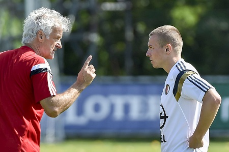Fred Rutten en Jordy Clasie zijn druk in gesprek tijdens de training van Feyenoord. Maar wat zeggen beide heren hier tegen elkaar? (PRO SHOTS/Jan Kok)