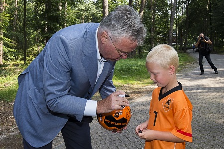 Bij de presentatie van Guus Hiddink als nieuwe bondscoach trof de Achterhoeker een jonge fan. Wat vertelde Hiddink hier aan de kleine supporter? (PRO SHOTS/Joep Leenen)