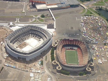 Het Giants Stadium was gelegen op het Meadowlands Sports Complex. Naast het oude stadion werd een nieuw stadion gebouwd dat het Giants Stadium moest vervangen. In 2010 werd het New Meadowlands Stadium als opvolger geopend en werd de arena uit 1976 gesloopt (WikiCommons/Gregory J Kingsley)