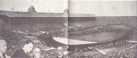 In 1923 werd het oorspronkelijke Wembley Stadium geopend. In 2000 werd het stadion gesloopt om plaats te maken voor een geheel nieuwe arena. Hier ze je Wembley in 1954 (WikiCommons)